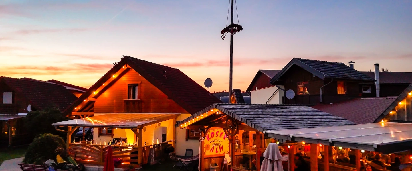 Grünflächen und Gebäude des Ferienhofs