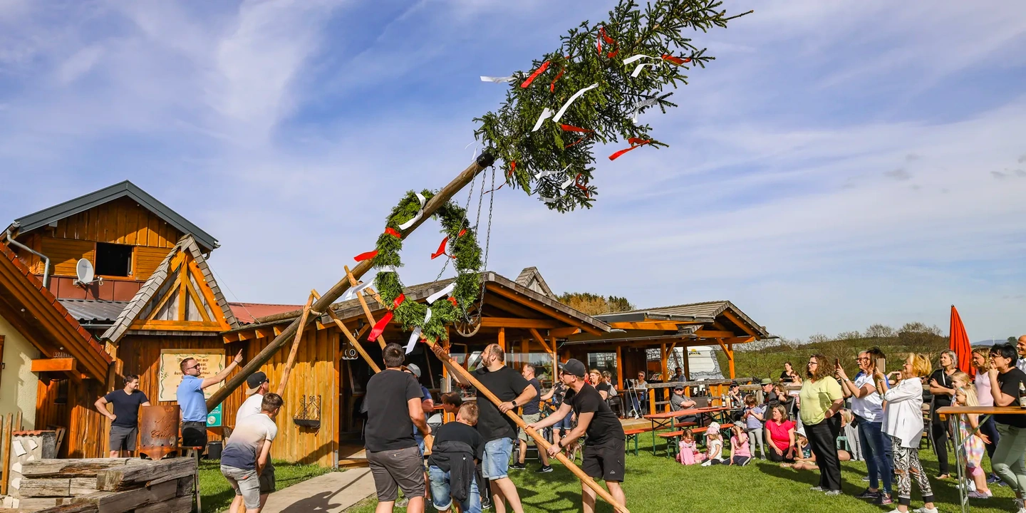 Maibaum aufstellen auf dem Hof
