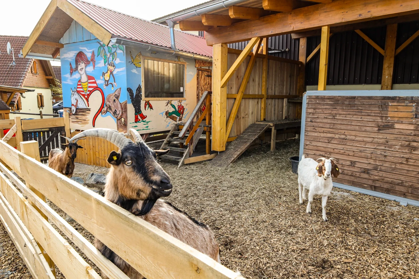 Kinder und Tiere auf dem Bauernhof