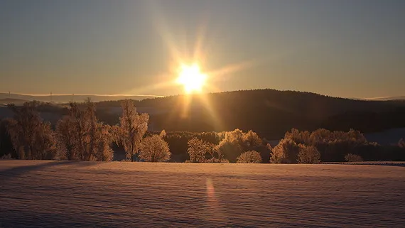 Sonnenuntergang vor schneebedeckter eisiger Landschaft