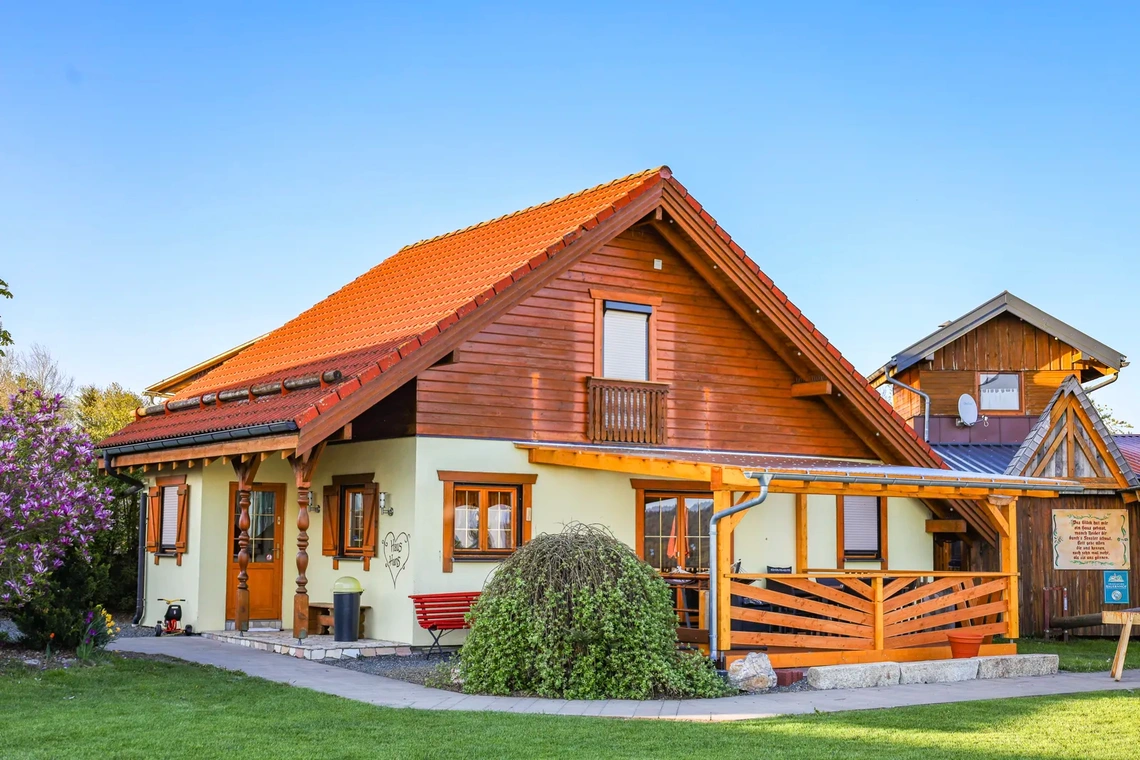 Terrassenansicht mit Giebel vom Chalet Hans