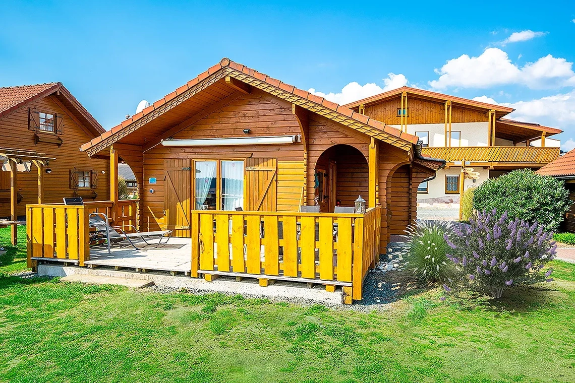 Blockhausansicht auf Terrasse und Eingang zum Chalet Tobias