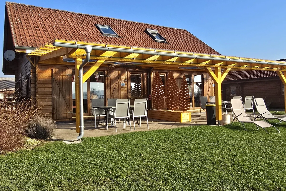 Ansicht des Doppelblockhauses namens Dominik und Nadine