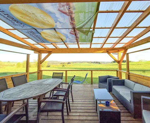 Holzterrasse mit vielen Sitzmöglichkeiten