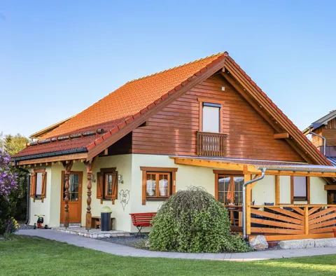 Terrassenansicht mit Giebel vom Chalet Hans