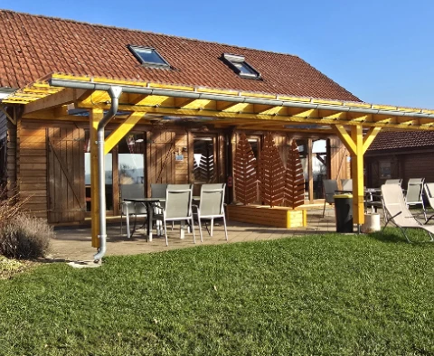 Ansicht des Doppelblockhauses namens Dominik und Nadine