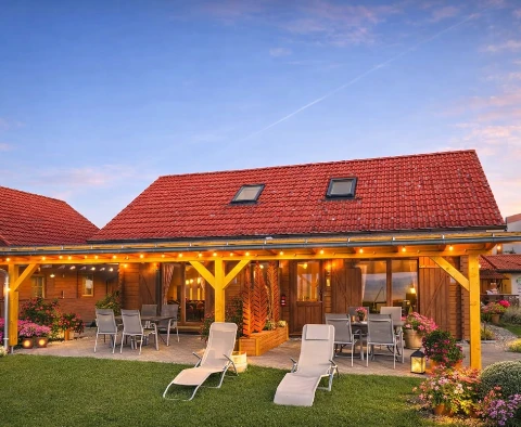 Ansicht des Doppelblockhauses namens Dominik und Nadine